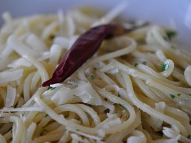 ŠPAGETY AGLIO OLIO E PEPERONCINO